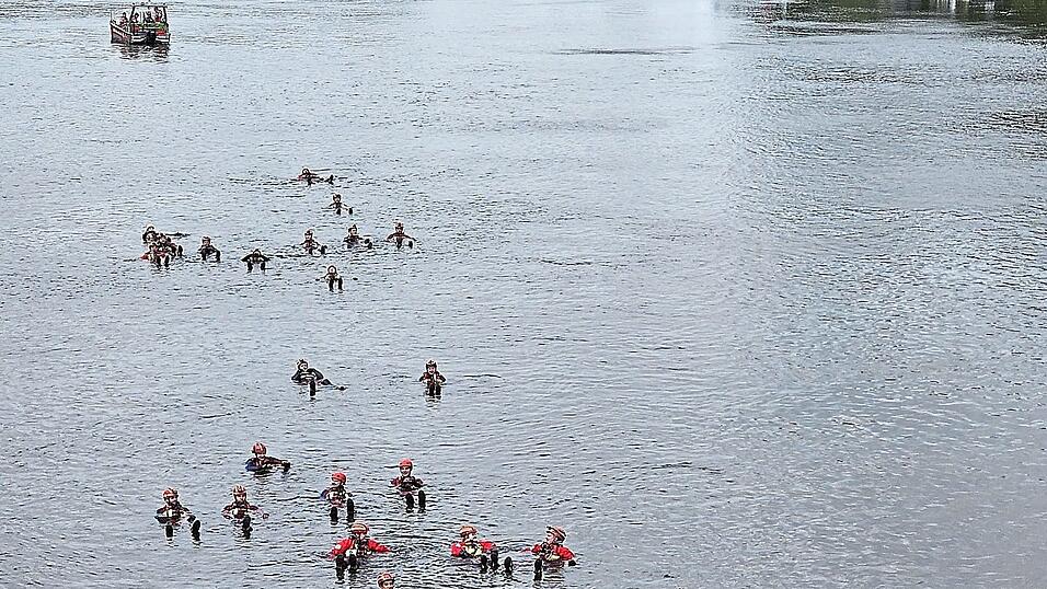 Eine Übung im Rahmen der Fließwasserretter-Ausbildung der BRK-Kreiswasserwacht absolvierten Donnerstagmittag gut zwei Dutzend Männer und Frauen in der Donau beim Eisernen Steg.