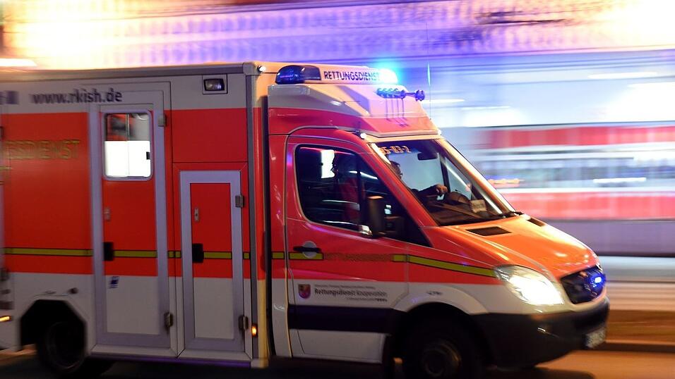 Die 29-j&auml;hrige Fu&szlig;g&auml;ngerin kam mit schweren Verletzungen ins Krankenhaus. (Symbolbild)