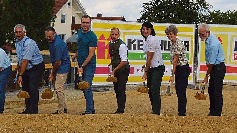 Den offiziellen Spatenstich nahmen B&uuml;rgermeisterin Andrea Wei&szlig; (5.v.r.) und ihre Stellvertreterin Ursula Beck (4.v.r.) zusammen mit dem Gesch&auml;ftsf&uuml;hrer des Bautr&auml;gers, Tobias Spillmann (6.v.r.), sowie Vertretern der am Bau beteiligten Firmen und Planungsb&uuml;ros vor.