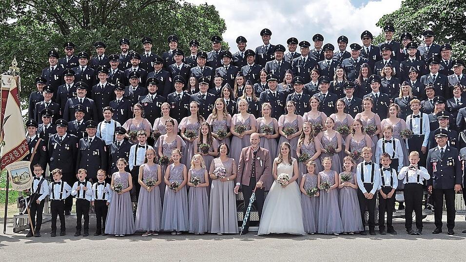 Zum 150-jährigen Bestehen der Freiwilligen Feuerwehr Griesau präsentierten sich deren Mitglieder in festlichem Gewand. Gemeinsam mit zahlreichen Ehrengästen wurde das Jubiläum begangen. Zum 150-jährigen Bestehen der Freiwilligen Feuerwehr Griesau präsentierten sich deren Mitglieder in festlichem Gewand. Gemeinsam mit zahlreichen Ehrengästen wurde das Jubiläum begangen.