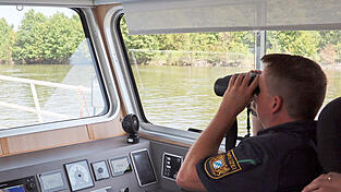 Mit einem Fernglas beh&auml;lt Christian Mielke den Uferbereich im Auge.
