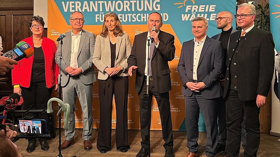 Lange Gesichter bei den Freien Wähler. Drei Direktmandate hätten sie für den Einzug in den Bundestag gebraucht, keines haben sie geholt. Sowohl Peter Dreier (dritter von rechts) als auch Hubert Aiwanger gingen leer aus.