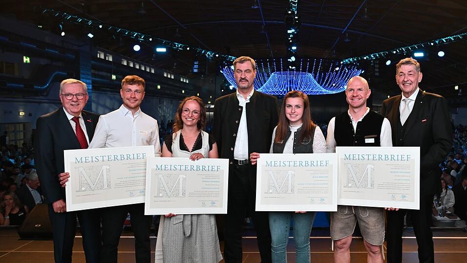 Einige Absolventen erhielten ihre Meisterbriefe direkt auf der Bühne von Markus Söder und den Vertretern der Handwerkskammer überreicht.