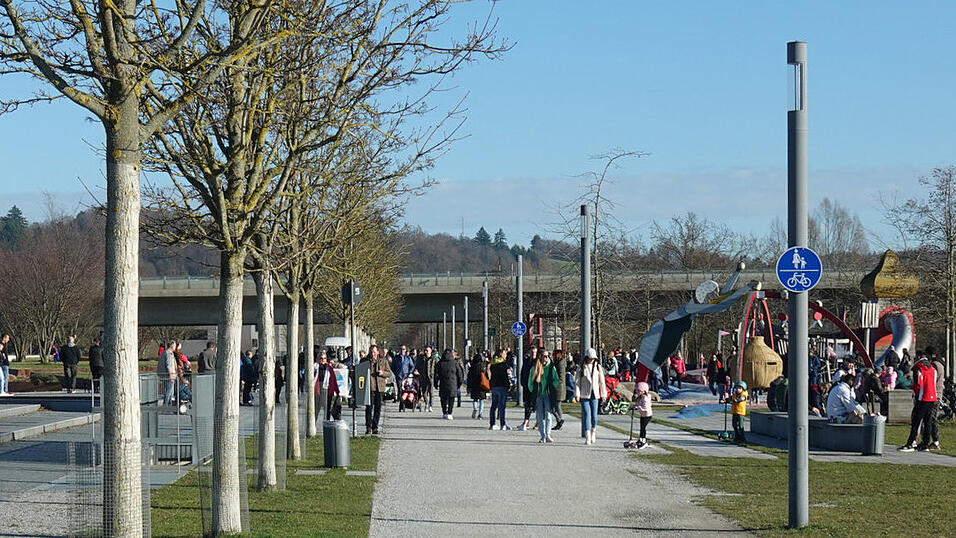 Die Anna-Eder-Donaupromenade mit Donauspiel. Parallel zur Autobahnbr&uuml;cke im Hintergrund ist die umstrittene zus&auml;tzliche Autobr&uuml;cke geplant.