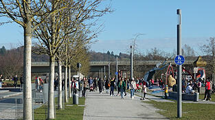 Die Anna-Eder-Donaupromenade mit Donauspiel. Parallel zur Autobahnbr&uuml;cke im Hintergrund ist die umstrittene zus&auml;tzliche Autobr&uuml;cke geplant.