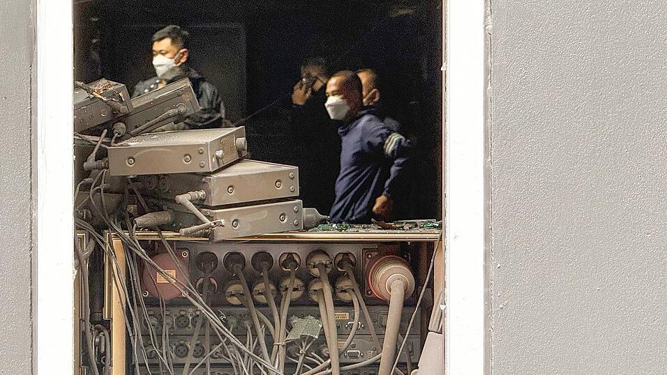 Die Ermittler schützten sich mit Masken vor dem beißenden Gestank. Die Ermittler schützten sich mit Masken vor dem beißenden Gestank.