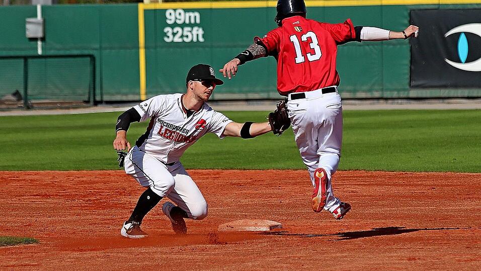 Durch zwei Siege über die Mannheim Tornados konnten sich die Buchbinder Legionäre den Südmeistertitel sichern. Durch zwei Siege über die Mannheim Tornados konnten sich die Buchbinder Legionäre den Südmeistertitel sichern.