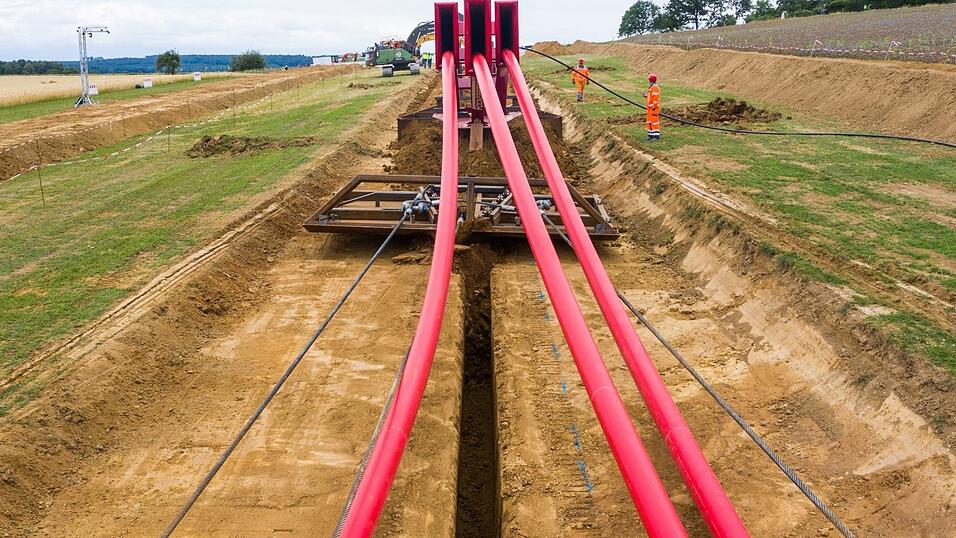 Ein Teil der Stromtrasse soll über Erdkabel verelgt werden. Ein Teil der Stromtrasse soll über Erdkabel verelgt werden.