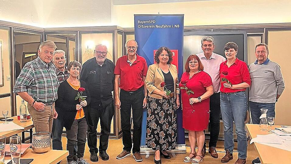 Die neugewählte Vorstandschaft des SPD-Ortsvereins mit Peter Forstner (3.v.r.), welcher erneut Bürgermeisterkandidat für die Kommunalwahlen wird.