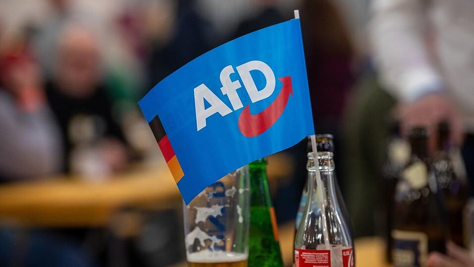 Die AfD in Bayern forderte 25 Cent Pfand pro Glasflasche und 5 Euro pro Getr&auml;nkekiste - ohne Erfolg. Weder der Landtag noch der Verband Privater Brauer gingen bei der Forderung mit. (Illustration)