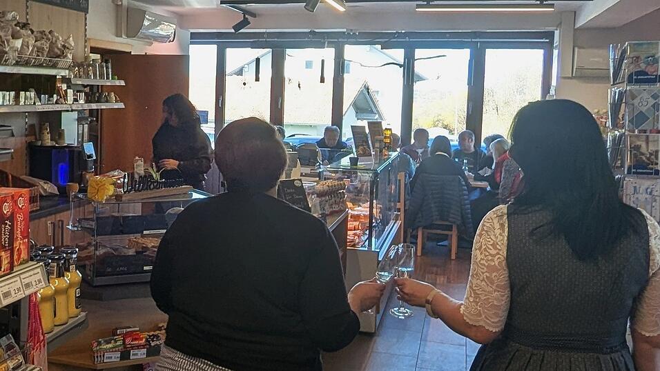 Den Vormittag &uuml;ber kamen immer wieder Kunden des Dorfladens zum Prosit auf das Bestehen vorbei und gesellten sich zu den G&auml;sten an Tischen des Dorfladen-Caf&eacute;s.