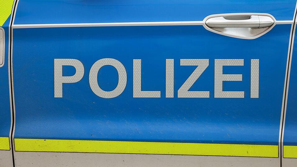 Nach einer Unfallflucht hat die Polizei einen mutma&szlig;lichen Fahrer aufgegriffen. (Symbolbild)