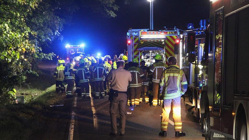 Eine 18-jährige Fahranfängerin wurde in diesem Wrack eingeklemmt. Der Unfall ereignete sich auf der Kreisstraße R6 zwischen Wenzenbach und Bernhardswald.