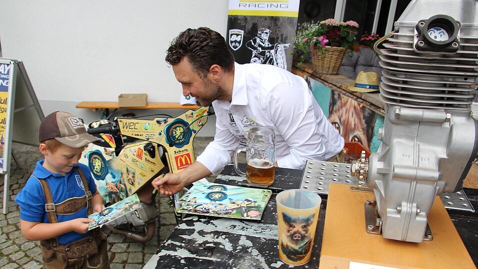 Doppelweltmeister im Speedway, Martin Smolinski. verteilt Autogramme.