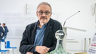 Der österreichische Kabarettist Josef Hader ist mit der 'Bairischen Sprachwurzel' geehrt worden.