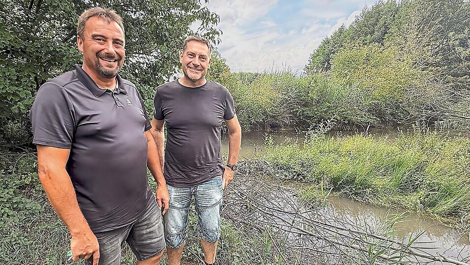 Bezirksmeister Ost Michael M&uuml;ller (links) und Ingenieur Anton K&ouml;stelmeier vor der Biberburg.