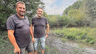 Bezirksmeister Ost Michael M&uuml;ller (links) und Ingenieur Anton K&ouml;stelmeier vor der Biberburg.