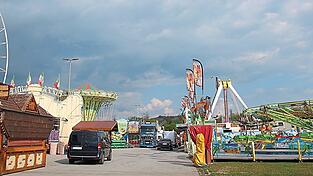 Auf der Ackerloh herrscht seit einer Woche gesch&auml;ftiges Treiben, viele Buden und Fahrgesch&auml;fte stehen bereits.