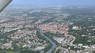 Einen herrlichen Blick auf Landshut bietet ein Flug in jedem Fall. Aus dieser H&ouml;he m&uuml;ssen die Luftbeobachter im Ernstfall aber auch Rauch von Waldbr&auml;nden und Verkehrsunf&auml;lle erkennen.