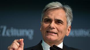 Der Bundeskanzler von Österreich, Werner Faymann, spricht am 19.11.2015 in Berlin zur Eröffnung des 'Wirtschaftsgipfels 2015' der Süddeutschen Zeitung zum Thema 'Europa und seine neuen Herausforderungen'. Der Bundeskanzler von Österreich, Werner Faymann, spricht am 19.11.2015 in Berlin zur Eröffnung des 'Wirtschaftsgipfels 2015' der Süddeutschen Zeitung zum Thema 'Europa und seine neuen Herausforderungen'.