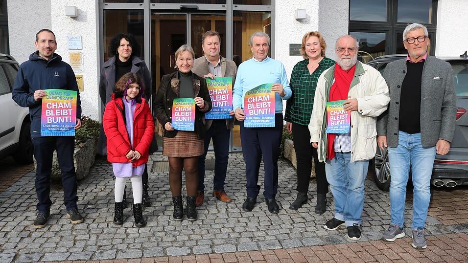 Christian Oberth&uuml;r (Die Linke), Tanja Haas mit ihrer Tochter (Verein Leben ohne Barrieren), Ruth Meissner (&Ouml;DP), Walter Dendorfer (CSU), Organisator G&uuml;nther Lommer (CSU), Claudia Zimmermann (SPD), Marian Janka (DGB) und Karl Vetter (Freie W&auml;hler) stehen gemeinsam f&uuml;r die Demokratie ein. Sie laden zur Demonstration auf den Chamer Volksfestplatz am Samstag, 17. Februar, um 14 Uhr ein.