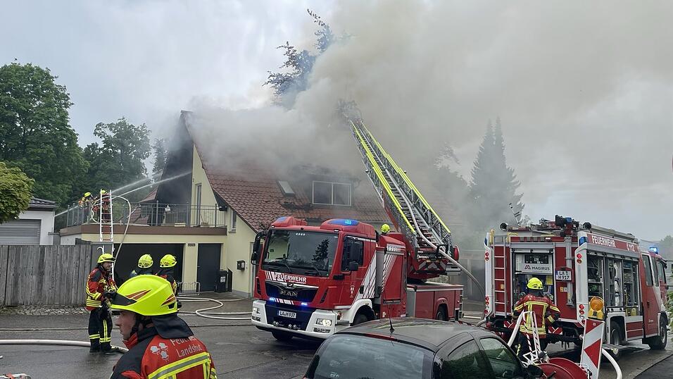 Zahlreiche Einsatzkräfte der Feuerwehr waren vor Ort, um die Flammen zu bekämpfen. Zahlreiche Einsatzkräfte der Feuerwehr waren vor Ort, um die Flammen zu bekämpfen.