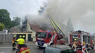 Zahlreiche Einsatzkräfte der Feuerwehr waren vor Ort, um die Flammen zu bekämpfen.