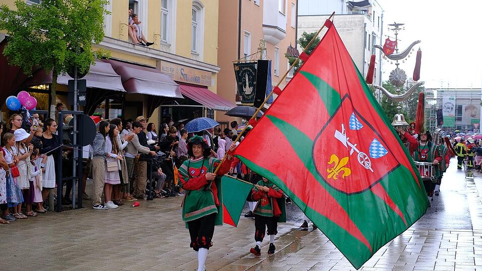 Zahlreiche Musik- und Trachtengruppen zogen nach dreij&auml;hriger Pause am Freitagabend zum Festplatz Am Hagen.