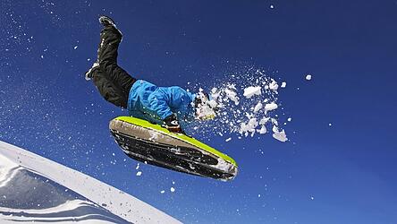 Beim Airboarding geht es auf einem Luftkissen die Skipiste hinunter. (Symbolfoto) 