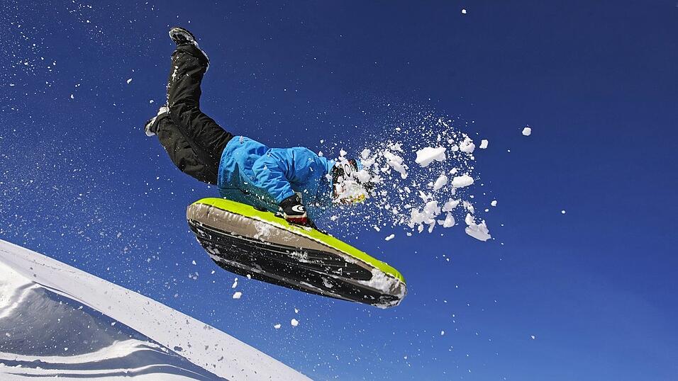 Beim Airboarding geht es auf einem Luftkissen die Skipiste hinunter. (Symbolfoto) Beim Airboarding geht es auf einem Luftkissen die Skipiste hinunter. (Symbolfoto)