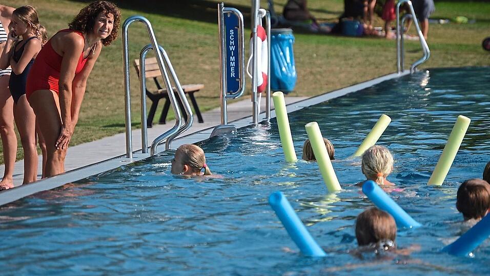 So kennt man im Freibad die Schwimmkurse der Kinder - fr&ouml;hlich und voller Schwung.