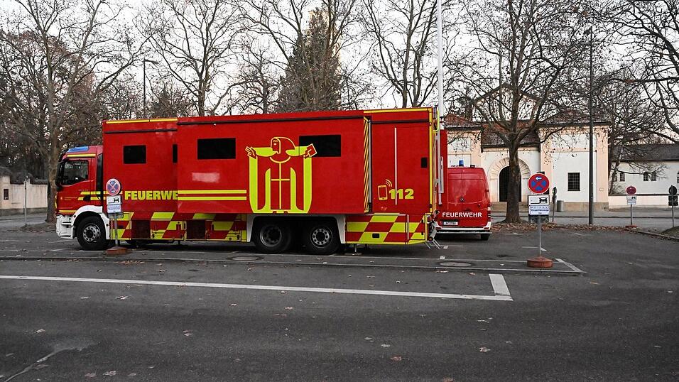 Etwa 7.000 Menschen müssen bei eisigen Temperaturen aus ihren Wohnungen. Etwa 7.000 Menschen müssen bei eisigen Temperaturen aus ihren Wohnungen.