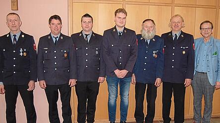 Die neue Vorstandschaft (v. l.): Vorsitzender Josef Artmann, Zweiter Vorsitzender Florian Stieglbauer, Kassier Christian Grotz, Fahnenjunker Moritz Beckert, Passivenvertreter Alfons Heimerl, Aktivenvertreter Josef Frisch und B&uuml;rgermeister Franz Wittmann (im Bild fehlt Schriftf&uuml;hrer Josef Geiger).
