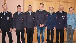 Die neue Vorstandschaft (v. l.): Vorsitzender Josef Artmann, Zweiter Vorsitzender Florian Stieglbauer, Kassier Christian Grotz, Fahnenjunker Moritz Beckert, Passivenvertreter Alfons Heimerl, Aktivenvertreter Josef Frisch und B&uuml;rgermeister Franz Wittmann (im Bild fehlt Schriftf&uuml;hrer Josef Geiger).