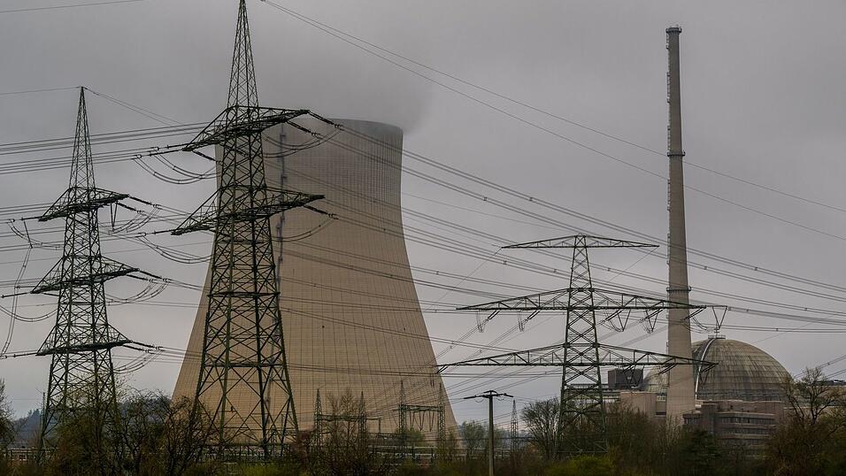 Die bayerische Staatsregierung würde am liebsten sofort wieder den abgeschalteten Atommeiler Isar 2 in Betrieb nehmen. Das ist aber weder praktisch noch rechtlich so einfach machbar. (Archivbild)