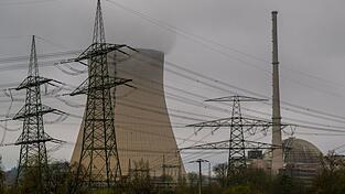 Die bayerische Staatsregierung würde am liebsten sofort wieder den abgeschalteten Atommeiler Isar 2 in Betrieb nehmen. Das ist aber weder praktisch noch rechtlich so einfach machbar. (Archivbild) Die bayerische Staatsregierung würde am liebsten sofort wieder den abgeschalteten Atommeiler Isar 2 in Betrieb nehmen. Das ist aber weder praktisch noch rechtlich so einfach machbar. (Archivbild)