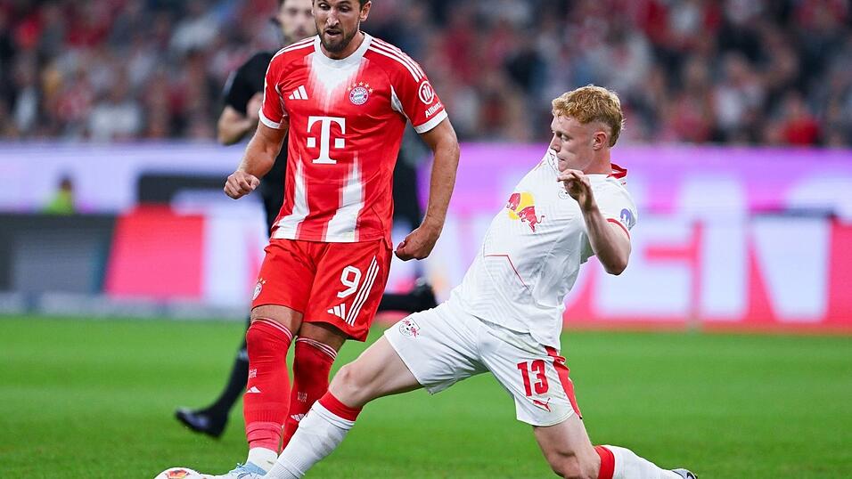 Der FC Bayern um Harry Kane (l) spielt gegen Leipzig in der Saisonvorbereitung. (Archivbild) Der FC Bayern um Harry Kane (l) spielt gegen Leipzig in der Saisonvorbereitung. (Archivbild)