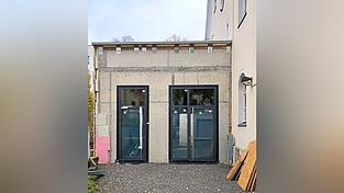 Mehr Sicherheit: Vor dem jüdischen Gemeindehaus in Straubing entsteht ein Eingangsbereich mit kugelfesten Scheiben.