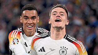 Fotografenglück: Florian Wirtz und Jamal Musiala nach dem ersten Tor der Deutschen bei dieser EM. Von den rund 150 Fotografen im Stadion haben die beiden für ihren Jubel genau Nierings Kamera ins Visier genommen.