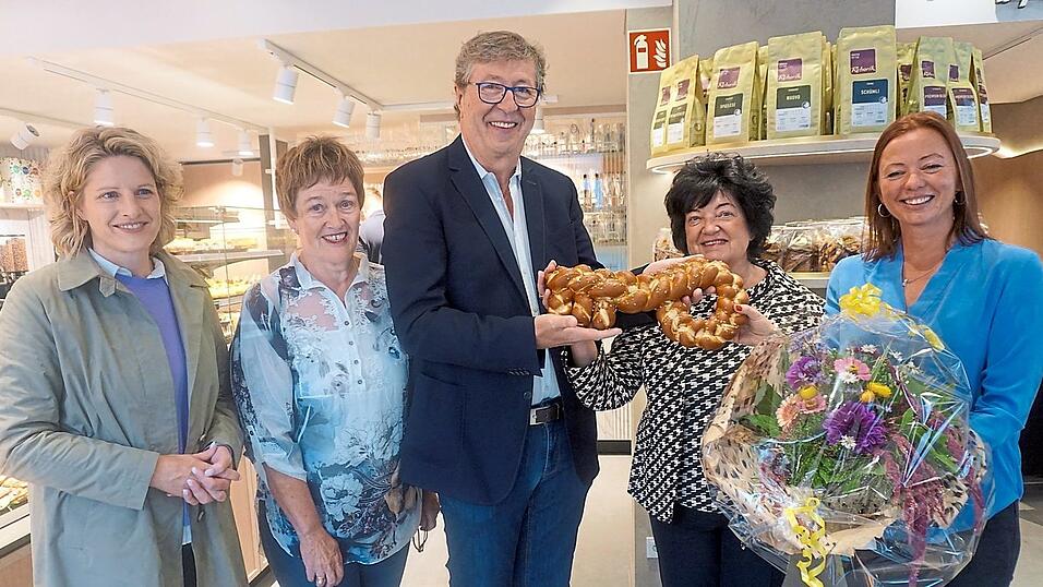Im Beisein von B&uuml;rgermeisterin Astrid Freudenstein und Stadtr&auml;tin Bernadette Dechant (von links, beide CSU) &uuml;bergab Johannes Pernsteiner einen Breznschl&uuml;ssel an Luise und Carolin Sipl.
