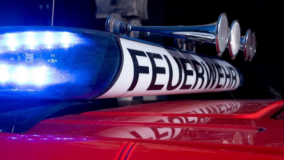 Mit einer Drehleiter retteten die Feuerwehrleute mehrere Menschen aus dem Mehrfamilienhaus. (Symbolbild)