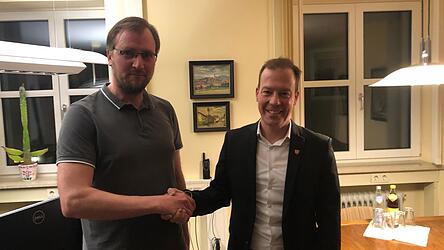 Das lange Warten f&uuml;r Florian Adam hat ein Ende: Michael Daiminger (r.) war der erste Gratulant.