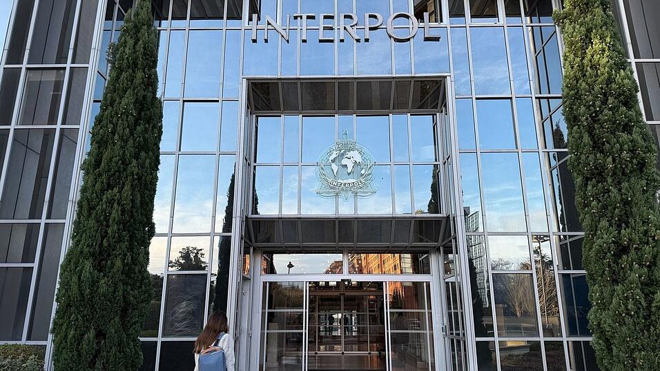 Sitz von Interpol in Lyon (Archivbild). Vor mehr als 20 Jahren wurde ihre Leiche in einer Regentonne in Frankreich gefunden - nun ist die Frau identifiziert und ein Verd&auml;chtiger geschnappt.