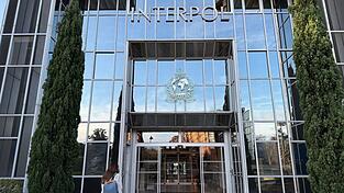Sitz von Interpol in Lyon (Archivbild). Vor mehr als 20 Jahren wurde ihre Leiche in einer Regentonne in Frankreich gefunden - nun ist die Frau identifiziert und ein Verd&auml;chtiger geschnappt.