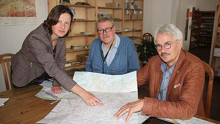 Viel Nachholbedarf beim ostbayerischen &ouml;ffentlichen Personennahverkehr sehen (v. l.) Rita Rott, Regionalreferentin f&uuml;r Niederbayern im Bund Naturschutz Bayern, Johann Meindorfer, stellvertretender Vorsitzender der Kreisgruppe Straubing-Bogen und der Landesvorsitzende Richard Mergner.