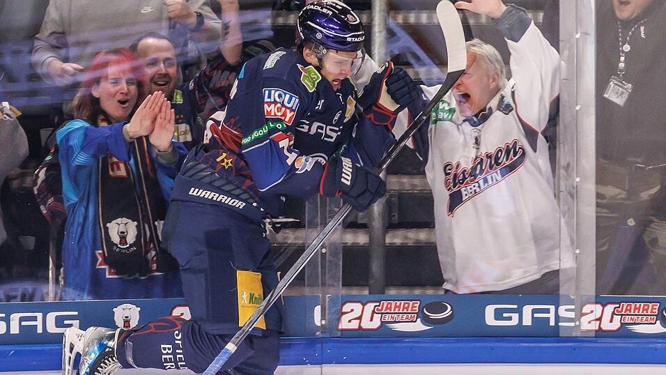 Berlins Lean Bergmann jubelt über seinen Treffer beim 5:1-Erfolg gegen Straubing.