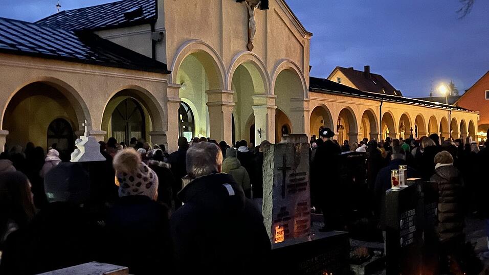 Vor der Aussegnungshalle auf dem Moosburger Friedhof findet das Konzert statt.