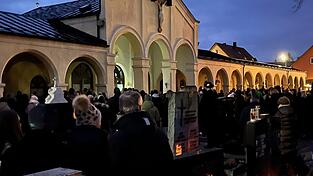 Vor der Aussegnungshalle auf dem Moosburger Friedhof findet das Konzert statt.