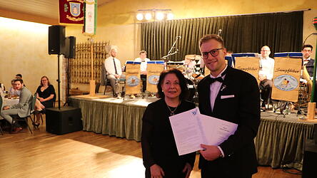 Den Ehrenbrief mit Silbernadel erhielt auch der neue erste Tanzmeister Tobias Spenger.