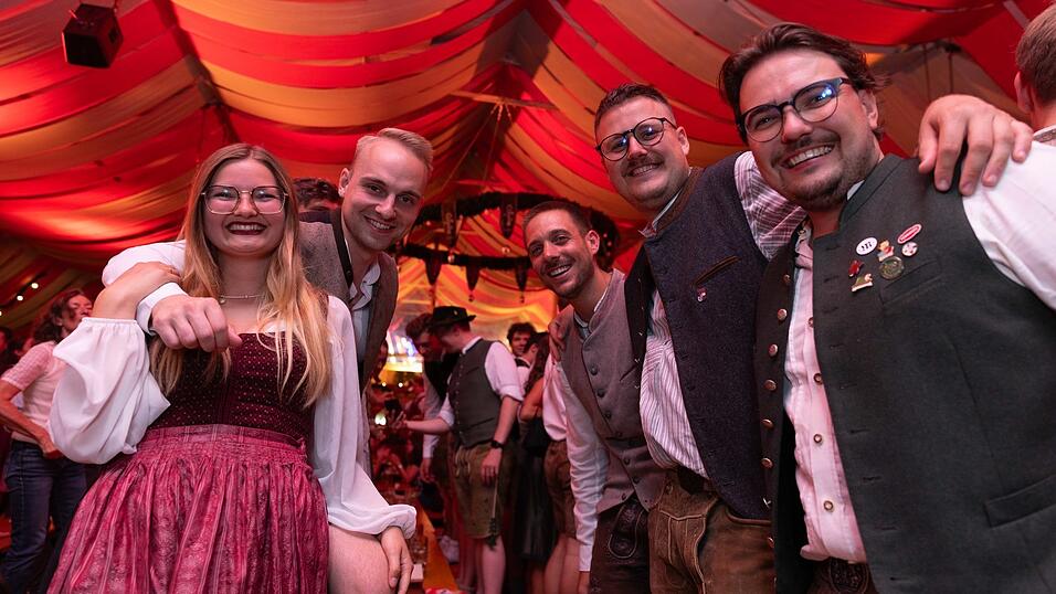 Beste Stimmung herrschte auf den Bierb&auml;nken im Gl&ouml;cklzelt.